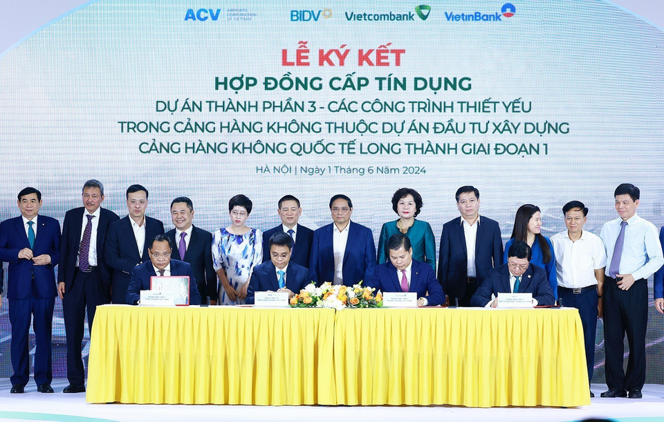 Thủ tướng Phạm Minh Chính chứng kiến ký kết giữa Tổng Công ty Cảng hàng không Việt Nam (ACV) với Ngân hàng Vietcombank, Ngân hàng BIDV, Ngân hàng Vietinbank. (Ảnh: Dương Giang/TTXVN)