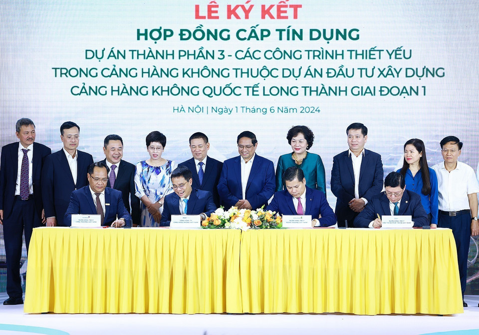 Thủ tướng Phạm Minh Chính chứng kiến ký kết giữa Tổng Công ty Cảng hàng không Việt Nam (ACV) với Ngân hàng Vietcombank, Ngân hàng BIDV, Ngân hàng Vietinbank. (Ảnh: Dương Giang-TTXVN)