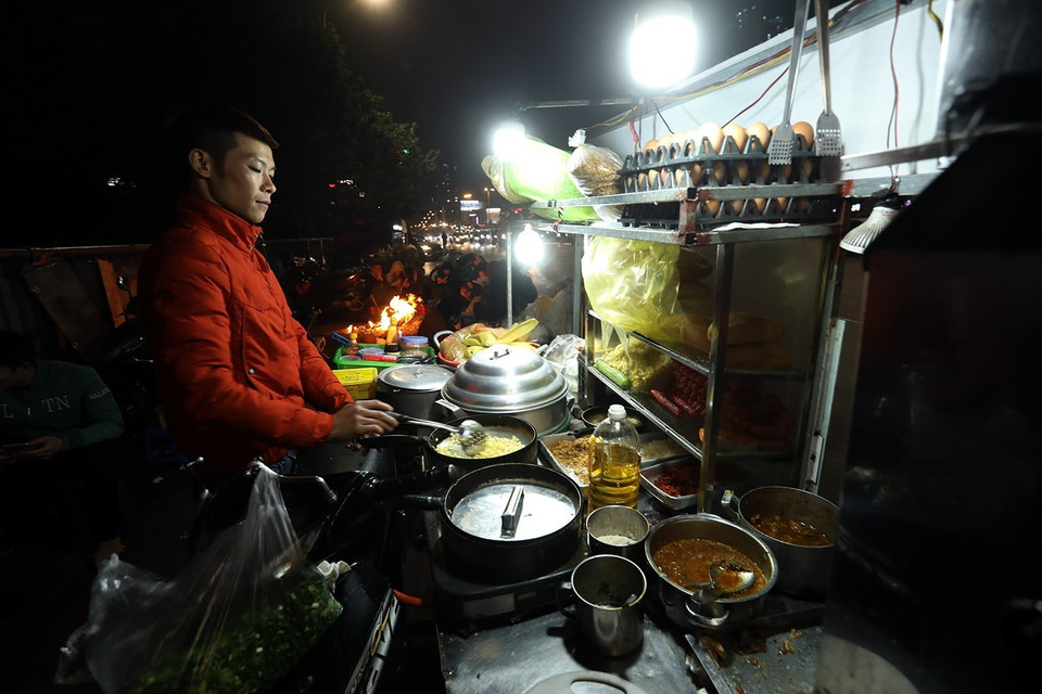 Gánh hàng rong phục vụ những món ăn nóng trên phố. (Ảnh: Phan Tuấn Anh/TTXVN)