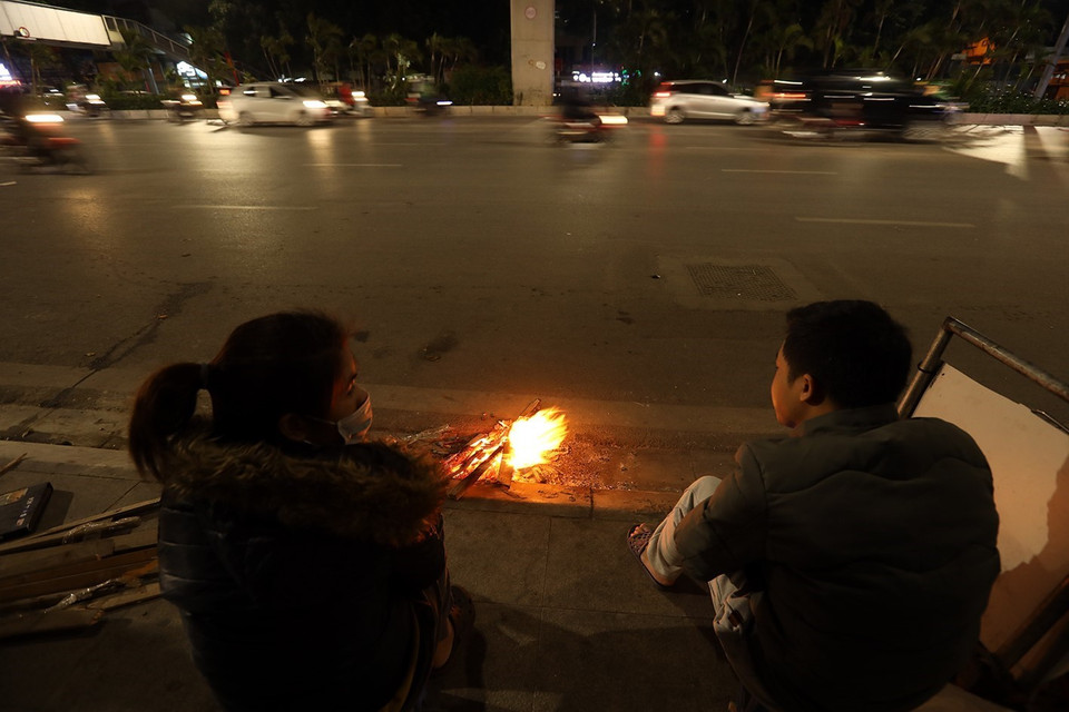 Chỉ một vài thanh củi cũng có thể nhóm được đống lửa nhỏ để sưởi ấm. (Ảnh: Phan Tuấn Anh/TTXVN)