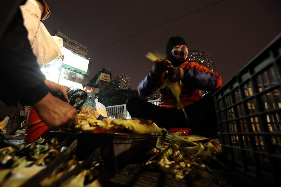 Ngô nướng - món ăn được nhiều người Hà Nội ưa thích trong những ngày đông lạnh giá. (Ảnh: Phan Tuấn Anh/TTXVN)