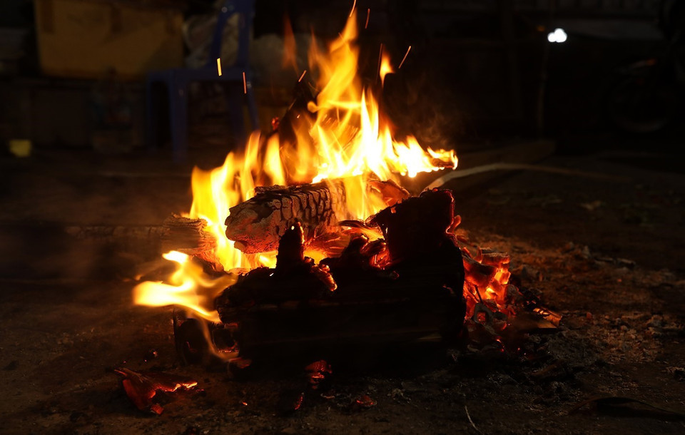 Đống lửa to được người dân đốt để sưởi ấm trong đêm lạnh. (Ảnh: Phan Tuấn Anh/TTXVN)