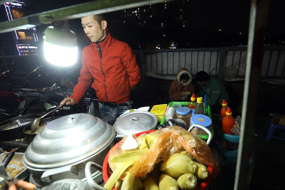 Gánh hàng rong trên phố mùa đông. (Ảnh: Phan Tuấn Anh/TTXVN)