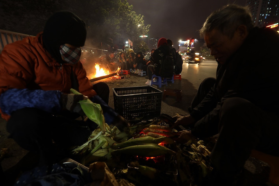 Một bếp ngô nướng trên phố. (Ảnh: Phan Tuấn Anh/TTXVN)