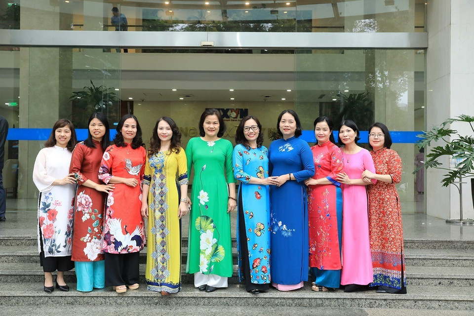 Các nữ phóng viên, biên tập viên của Ban Biên tập Tin Trong nước hưởng ứng "Tuần lễ Áo dài". (Ảnh: Tuấn Anh/TTXVN)