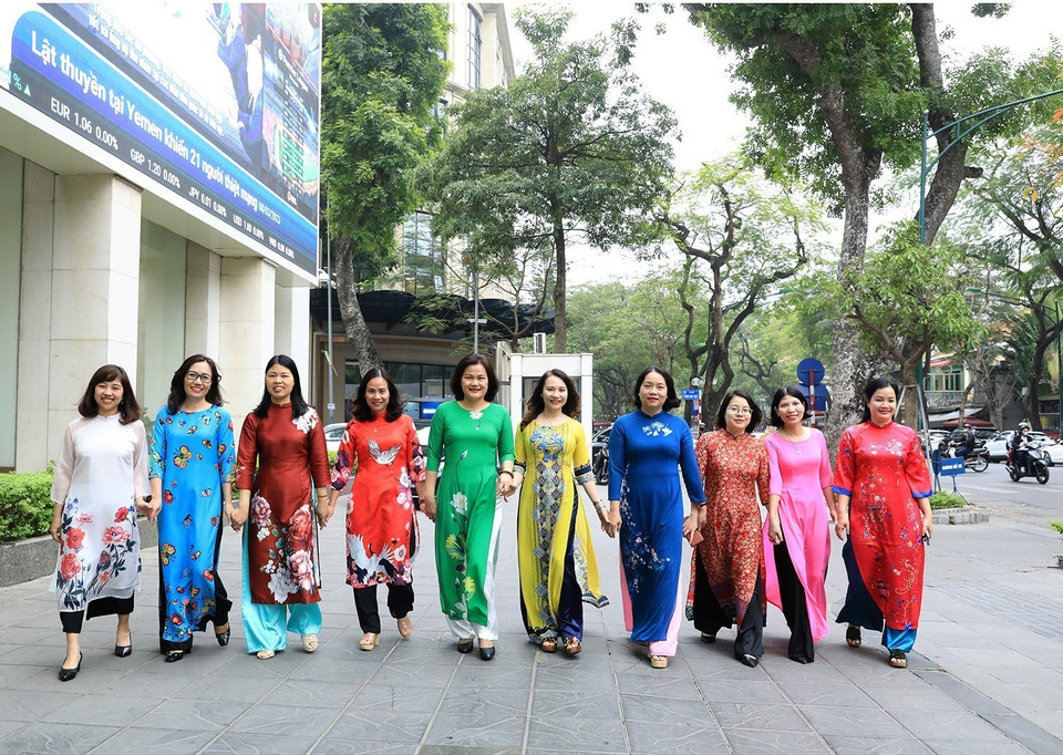 Các nữ phóng viên, biên tập viên Ban biên tập Tin trong nước hưởng ứng “Tuần lễ Áo dài” năm 2023. (Ảnh: Tuấn Anh/TTXVN)