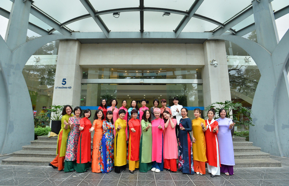  Các nữ phóng viên, biên tập viên Ban biên tập Ảnh hưởng ứng “Tuần lễ Áo dài” năm 2023. (Ảnh: Tuấn Anh/TTXVN)