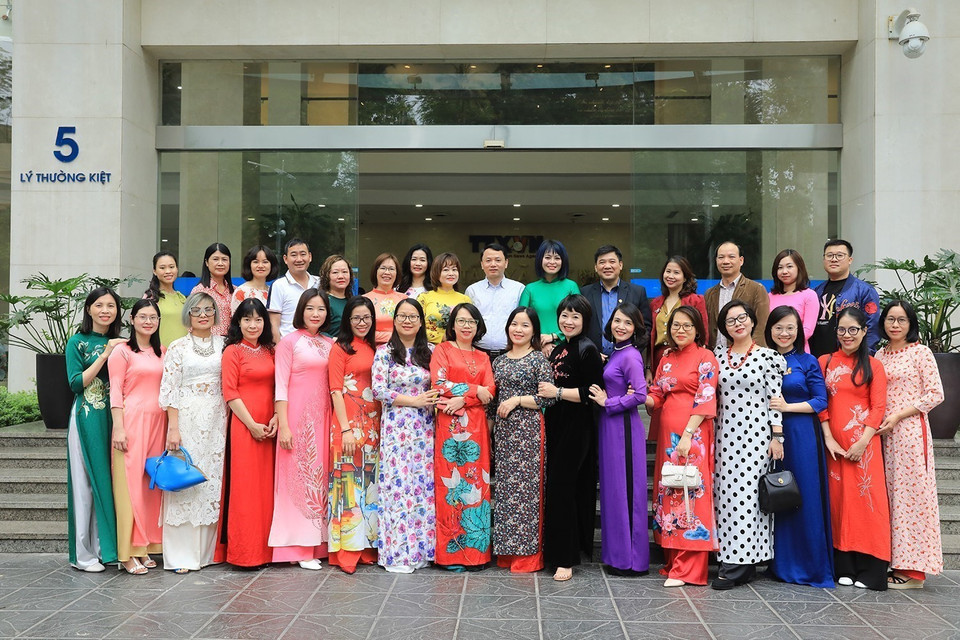 Đây cũng là hoạt động nhằm tôn vinh nét đẹp, giá trị của người phụ nữ trong đời sống xã hội, khơi dậy niềm tự hào, trách nhiệm gìn giữ truyền thống văn hóa dân tộc trong mỗi cán bộ, hội viên, phụ nữ và người dân. (Ảnh: Tuấn Anh/TTXVN)