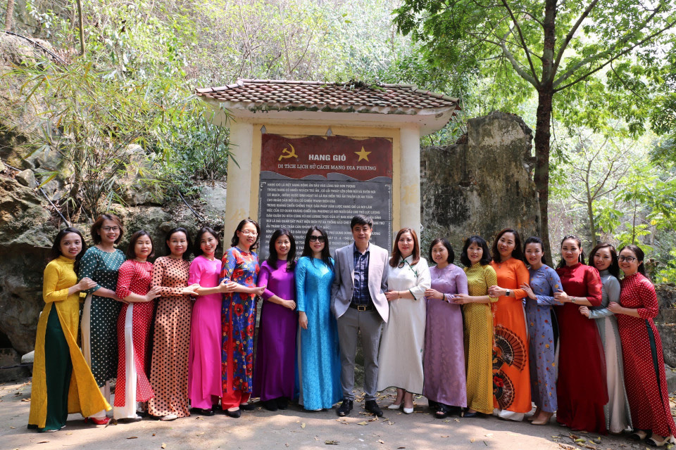 Các nữ cán bộ, viên chức lao động Ban Kế hoạch - Tài chính hưởng ứng "Tuần lễ Áo dài". (Ảnh: TTXVN)