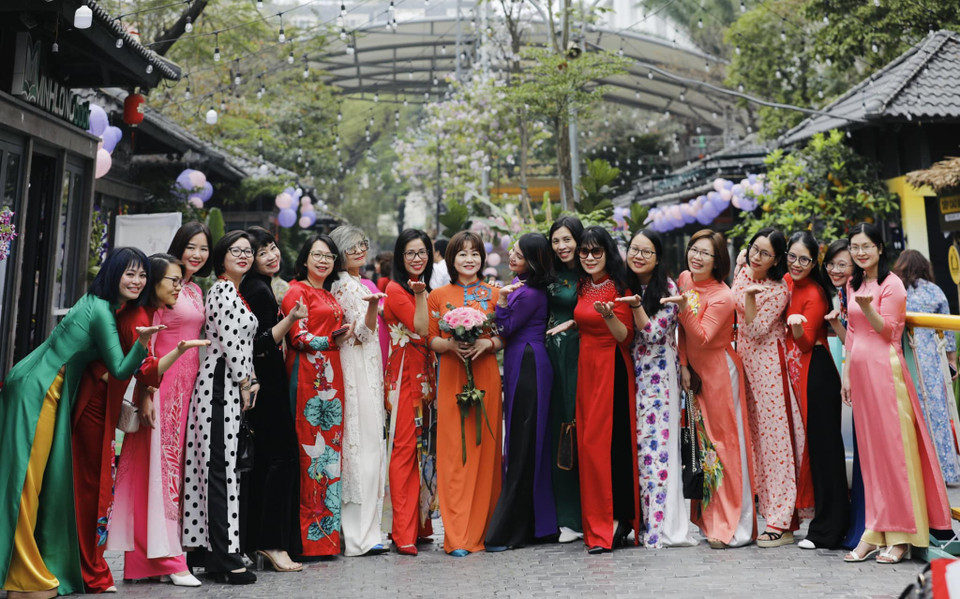 Các nữ viên chức lao động Tòa soạn Le Courrier du Vietnam hưởng ứng "Tuần lễ Áo dài". (Ảnh: Tuấn Anh/TTXVN)