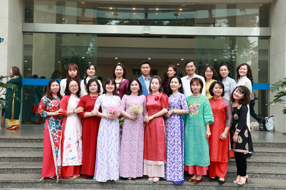 Vẻ đẹp thướt tha mềm mại của các nữ công chức, viên chức lao động Báo Điện tử VietnamPlus qua tà áo dài. (Ảnh: Hoài Nam/Vietnam+)