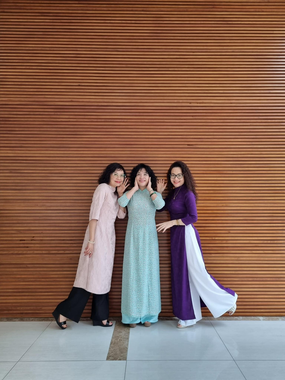 Ban phụ trách Ban biên tập Tin Kinh tế hưởng ứng “Tuần lễ Áo dài” năm 2023. (Ảnh: TTXVN)