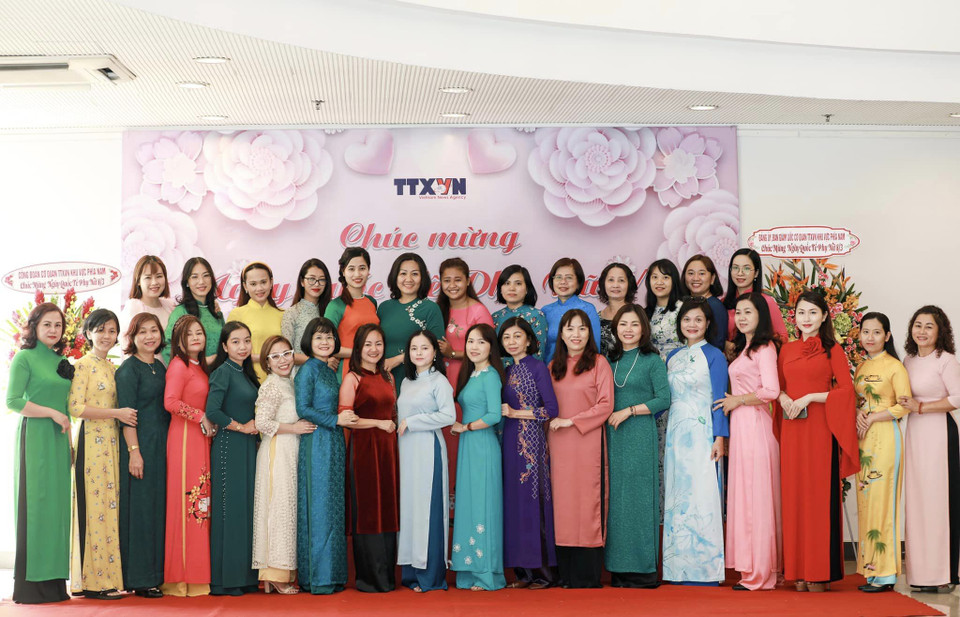 Cán bộ, phóng viên nữ Cơ quan TTXVN khu vực phía Nam hưởng ứng Tuần lễ Áo dài 2023. (Ảnh: TTXVN)