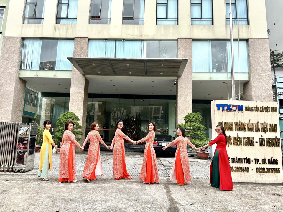 Cán bộ, phóng viên nữ Cơ quan TTXVN khu vực miền Trung-Tây Nguyên hưởng ứng Tuần lễ Áo dài 2023. (Ảnh: TTXVN)
