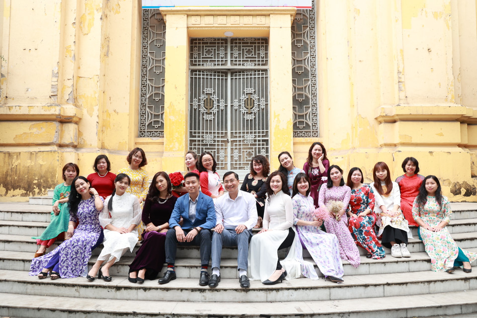 Phái nữ Báo Điện tử VietnamPlus chụp ảnh kỷ niệm cùng lãnh đạo Báo. (Ảnh: Hoài Nam/Vietnam+)