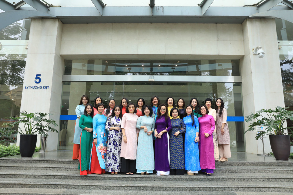 Các nữ phóng viên, biên tập viên Ban biên tập Tin Kinh tế hưởng ứng “Tuần lễ Áo dài” năm 2023. (Ảnh: TTXVN)