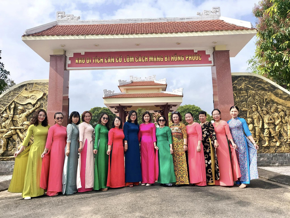 Trang phục đa sắc màu của cán bộ, phóng viên nữ Cơ quan TTXVN khu vực miền Trung-Tây Nguyên. (Ảnh: TTXVN)