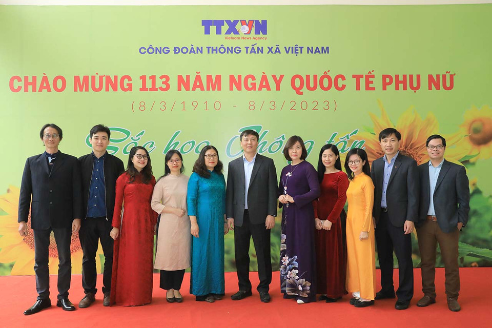 Cán bộ, phóng viên nam Ban Thư ký Biên tập và Quan hệ Đối ngoại xin "ké" cùng sắc màu áo dài. (Ảnh: TTXVN)