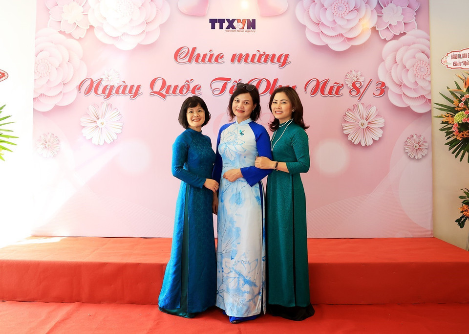 Cán bộ, phóng viên nữ Cơ quan TTXVN khu vực phía Nam hưởng ứng Tuần lễ Áo dài 2023. (Ảnh: Hồng Đạt/TTXVN)