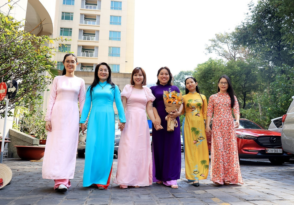 Cán bộ, phóng viên nữ Cơ quan TTXVN khu vực phía Nam hưởng ứng Tuần lễ Áo dài 2023. (Ảnh: Hồng Đạt/TTXVN)