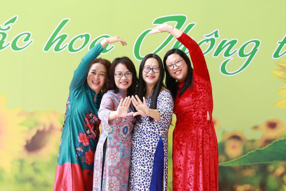 Các nữ cán bộ, phóng viên, biên tập viên Ban biên tập Tin thế giới hưởng ứng “Tuần lễ Áo dài” năm 2023. (Ảnh: TTXVN)