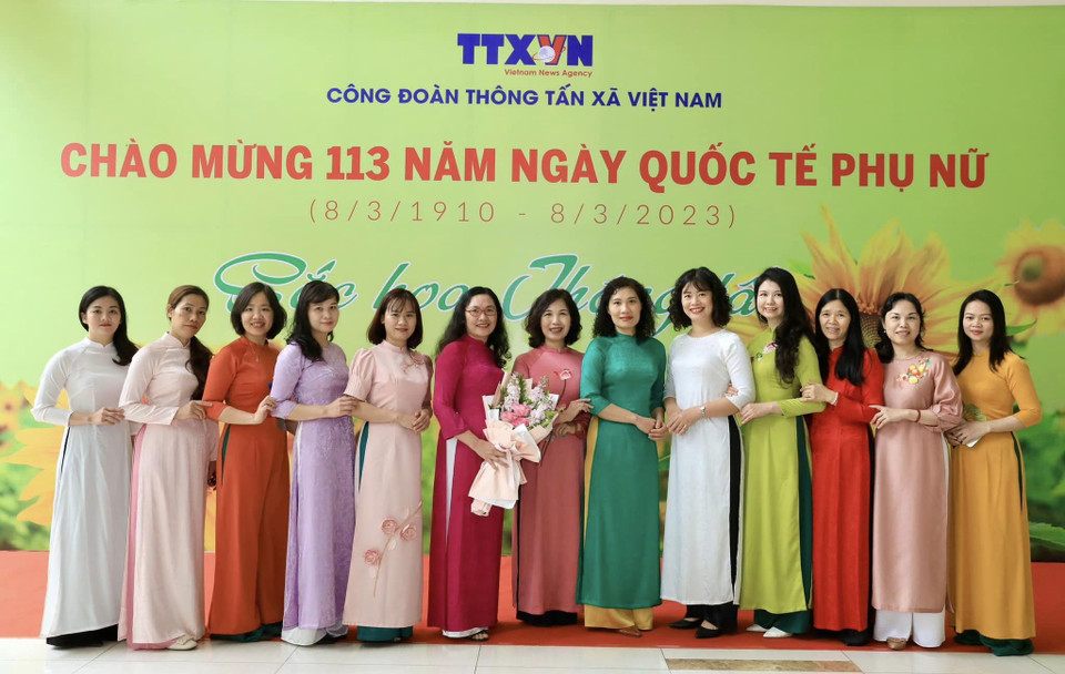 Cán bộ, viên chức Tạp chí Vietnam Law &amp; Legal Forum và Trung tâm Bồi dưỡng Nghiệp vụ Thông tấn khoe sắc. (Ảnh: TTXVN)