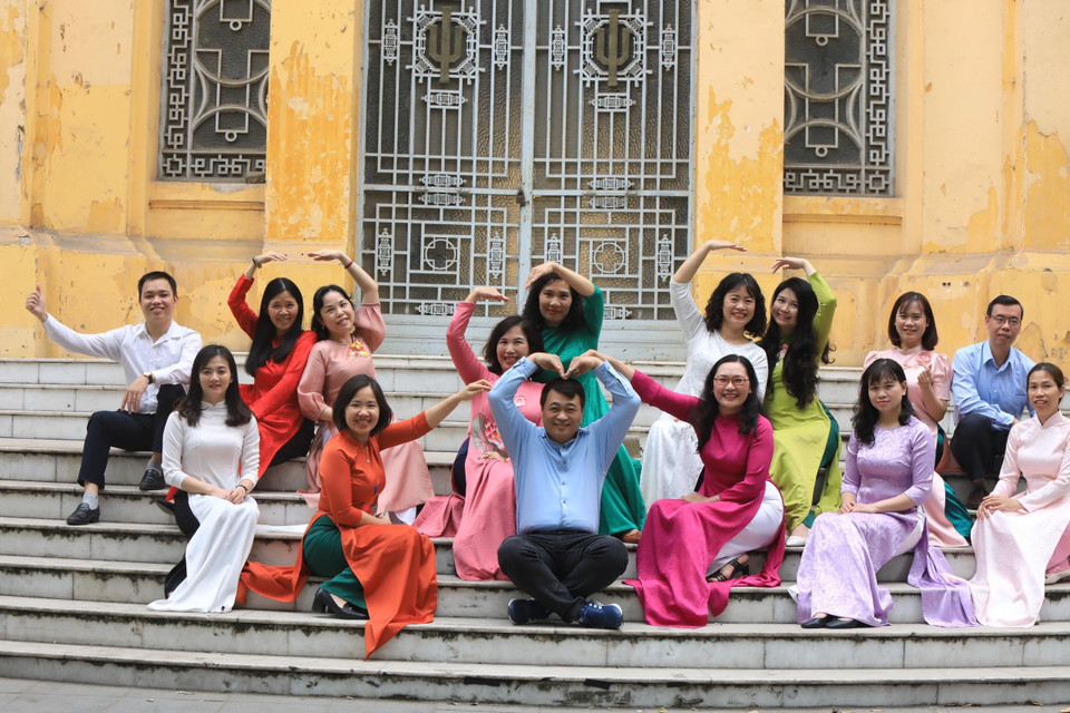 Hình ảnh đáng yêu của cán bộ, viên chức Tạp chí Vietnam Law &amp; Legal Forum và Trung tâm Bồi dưỡng Nghiệp vụ Thông tấn. (Ảnh: TTXVN)