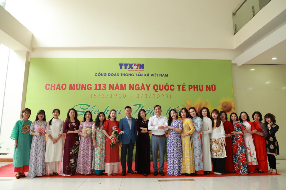 Phái nữ Báo Điện tử VietnamPlus chụp ảnh kỷ niệm cùng lãnh đạo Báo. (Ảnh: Hoài Nam/Vietnam+)