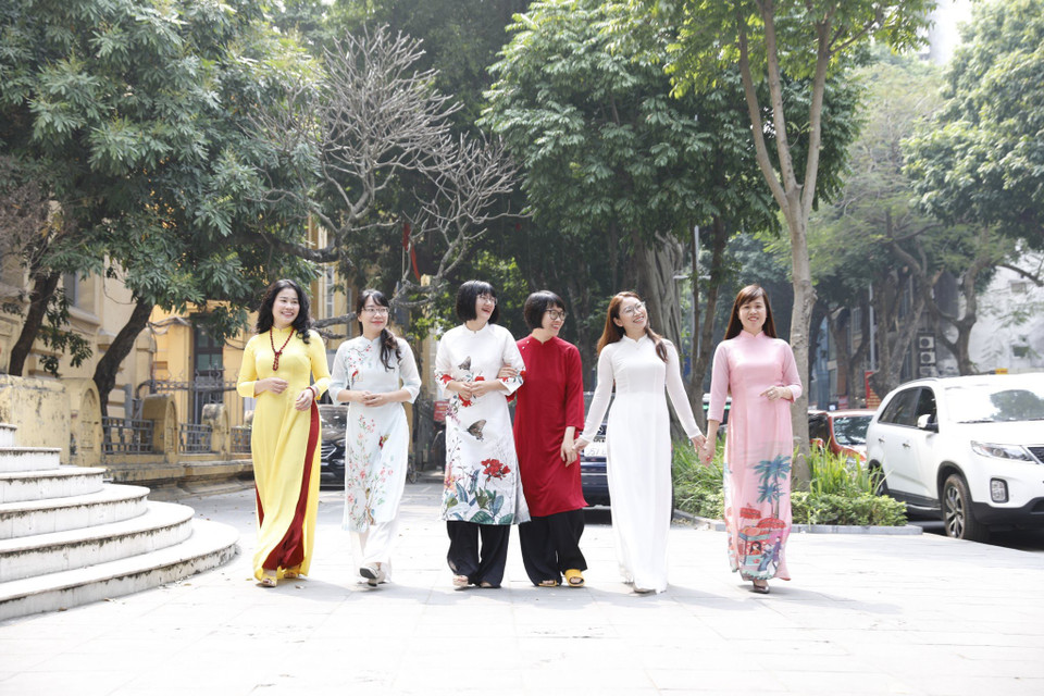 Diện áo dài rất "chill" (Ảnh: Dương Giang/TTXVN)