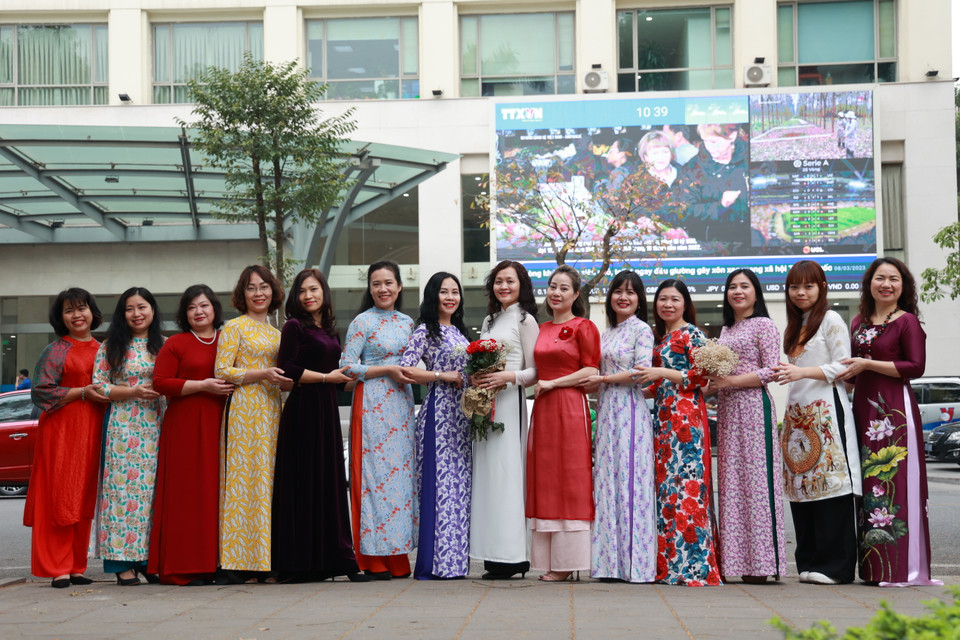 Phái đẹp Báo Điện tử VietnamPlus hưởng ứng “Tuần lễ Áo dài” năm 2023. (Ảnh: Hoài Nam/Vietnam+)