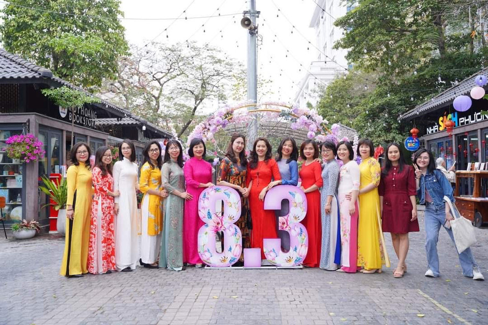 Các nữ cán bộ, viên chức lao động Tòa soạn Báo Việt Nam News hưởng ứng "Tuần lễ Áo dài". (Ảnh: TTXVN)