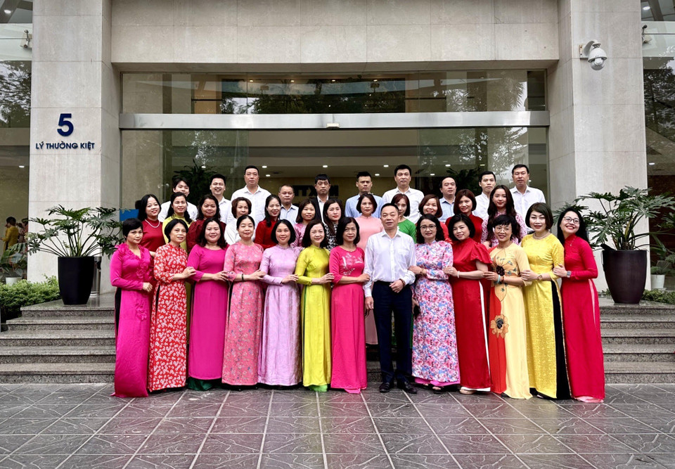 Các nữ viên chức lao động khối Văn phòng hưởng ứng "Tuần lễ Áo dài". (Ảnh: Tuấn Anh/TTXVN)