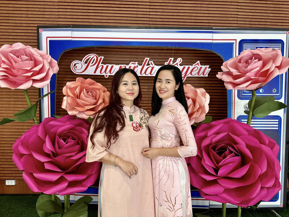 Làm dáng trước khung hình của phóng viên Trung tâm Truyền hình Thông tấn. (Ảnh: TTXVN)