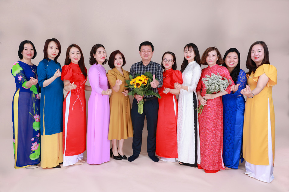 Niềm vui trong trang phục áo dài truyền thống ở Trung tâm Kỹ thuật - nơi chị em có ngày "lấn át" anh em. (Ảnh: TTXVN)