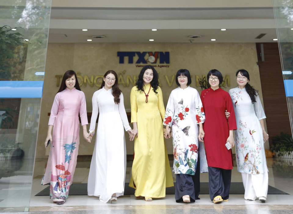 Phong cách trẻ trung của chị em Báo Tin Tức. (Ảnh: Dương Giang/TTXVN)