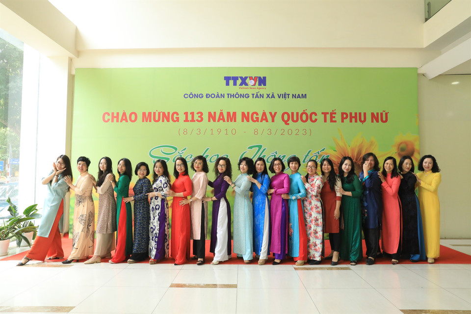 Xếp hàng cũng cần sự khác biệt của nữ các nhà báo Ban biên tập Tin kinh tế. (Ảnh: TTXVN)