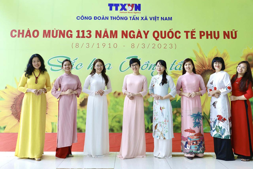 Nữ cán bộ, phóng viên Báo Tin Tức. (Ảnh: Dương Giang/TTXVN)