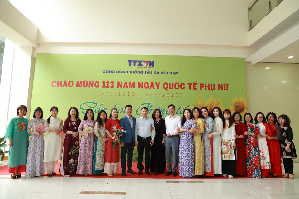 Phái nữ Báo Điện tử VietnamPlus chụp ảnh kỷ niệm cùng lãnh đạo Báo và Trưởng Ban Tổ chức cán bộ, Chủ tịch Công đoàn TTXVN Đỗ Mạnh Chiến. (Ảnh: Hoài Nam/Vietnam+)