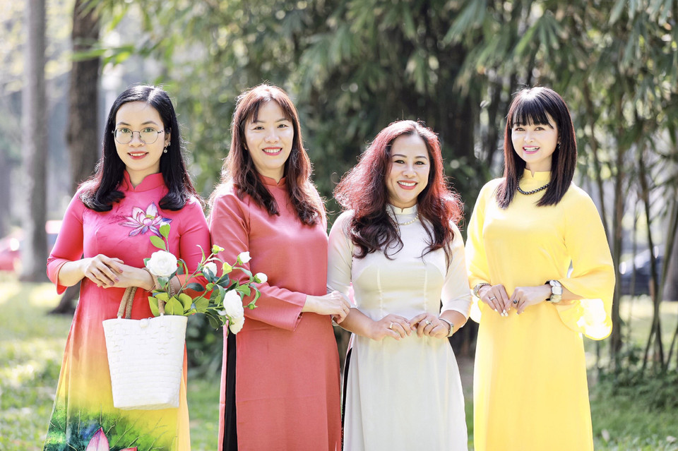 Phái đẹp Chi nhánh Trung tâm Truyền hình Thông tấn tại Thành phố Hồ Chí Minh làm duyên trong tà áo dài. (Ảnh: PV/TTXVN)