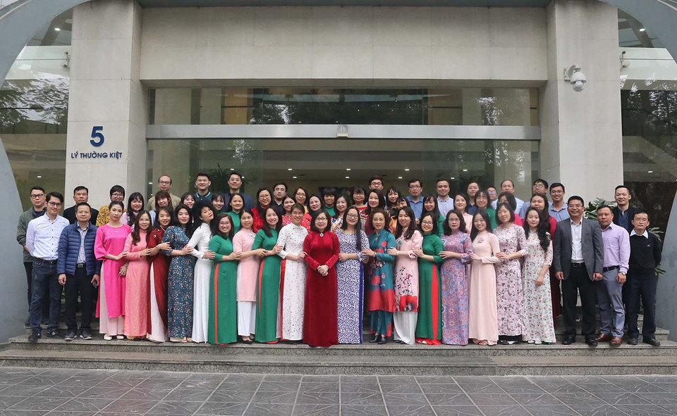 Phó Tổng giám đốc TTXVN Đoàn Thị Tuyết Nhung cùng chị em Ban biên tập Tin thế giới. (Ảnh: TTXVN)