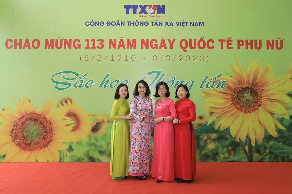 Các nữ viên chức lao động khối Văn phòng hưởng ứng "Tuần lễ Áo dài". (Ảnh: Tuấn Anh/TTXVN)