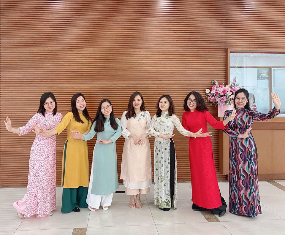 Vũ điệu của các nữ cán bộ, biên tập viên Ban biên tập Tin đối ngoại hưởng ứng "Tuần lễ Áo dài". (Ảnh: TTXVN)