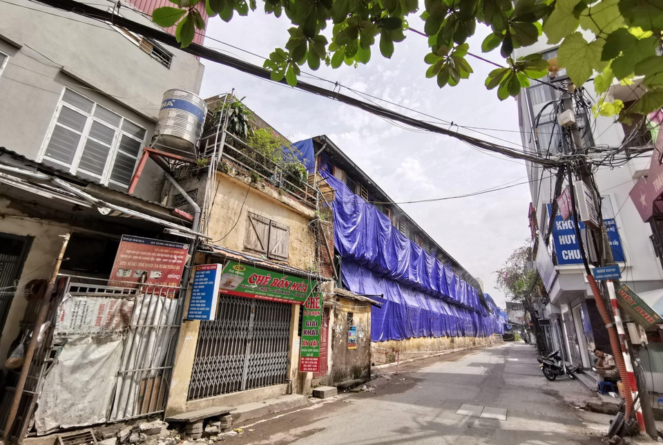 Sau vụ hỏa hoạn ra tại nhà xưởng của Công ty Cổ phần Bóng đèn Phích nước Rạng Đông, phố Hạ Đình trở nên vắng lặng. (Ảnh: Thành Đạt/TTXVN)