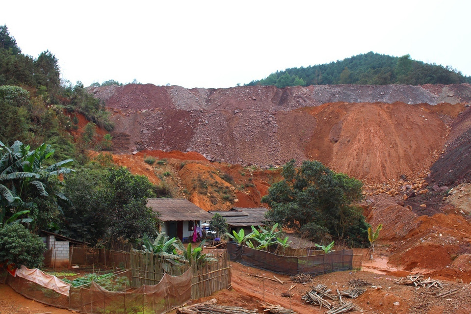 Bãi đá thải khổng lồ xung quanh nhà dân ở tổ 14, phường Tân Giang, thành phố Cao Bằng. (Ảnh: Hùng Võ/Vietnam+)