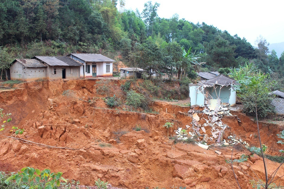 Những căn nhà chờ ngày đổ sập tại tổ 14, phường Tân Giang, thành phố Cao Bằng. (Ảnh: Hùng Võ/Vietnam+)
