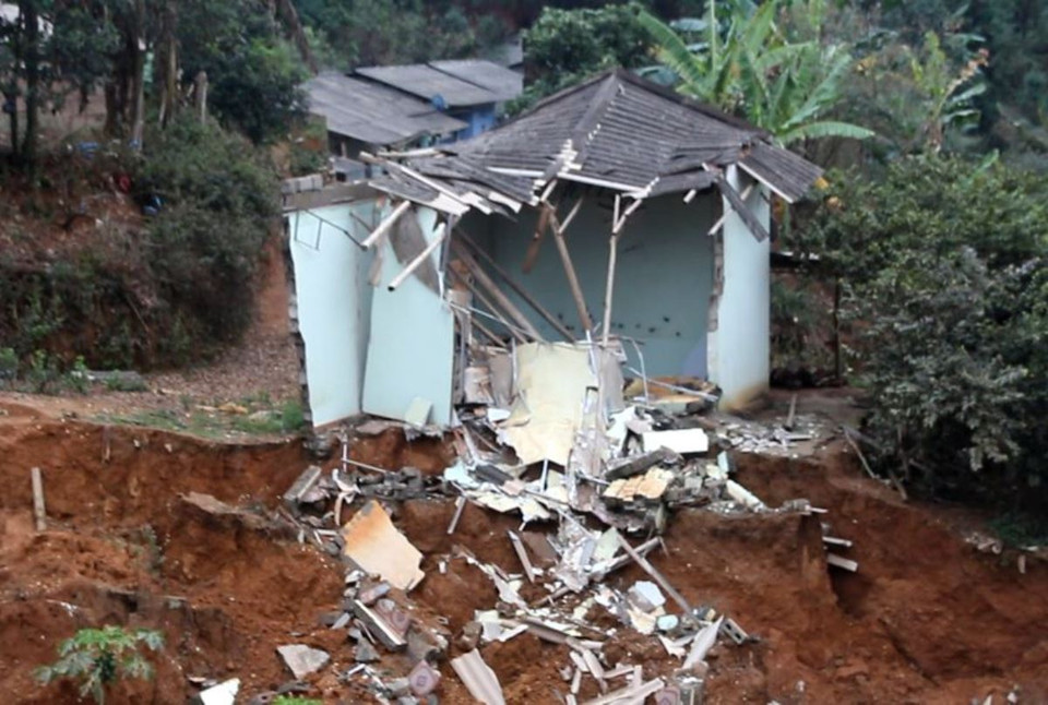 Một căn nhà của người dân ở tổ 14, phường Tân Giang, thành Cao Bằng bị sập đổ tan hoang. (Ảnh: Hùng Võ/Vietnam+)