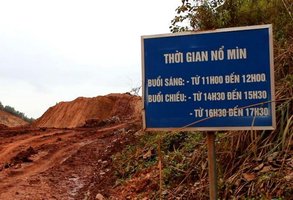 Thời gian nổ mìn tại mỏ sắt Nà Rụa, phường Tân Giang của Công ty cổ phần gang thép Cao Bằng. (Ảnh: Hùng Võ/Vietnam+)