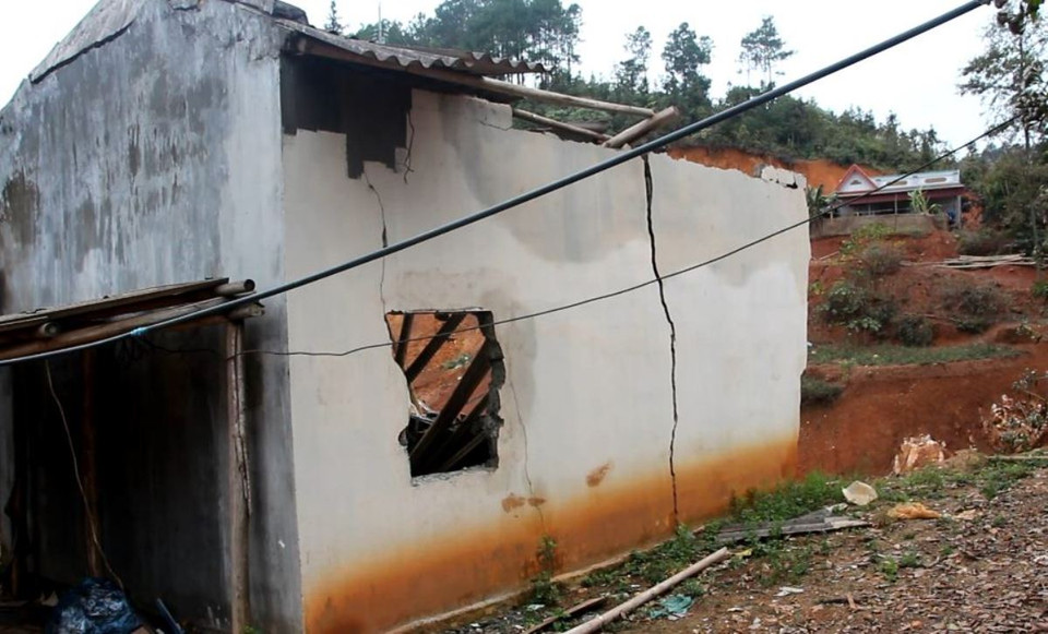 Một căn nhà khác ở tổ 14, phường Tân Giang bị sập đổ, nền móng tiếp tục bị sạt lở. (Ảnh: Hùng Võ/Vietnam+)