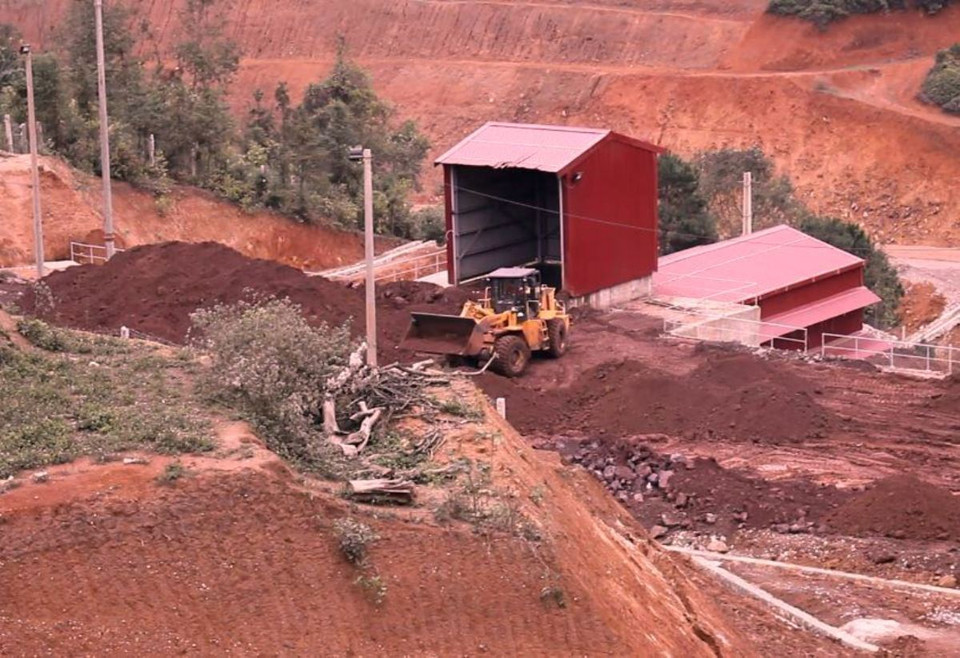 Khu bãi luyện gang thép của Công ty cổ phần gang thép Cao Bằng nằm sát khu dân cư tổ 14, phường Tân Giang. (Ảnh: Hùng Võ/Vietnam+)