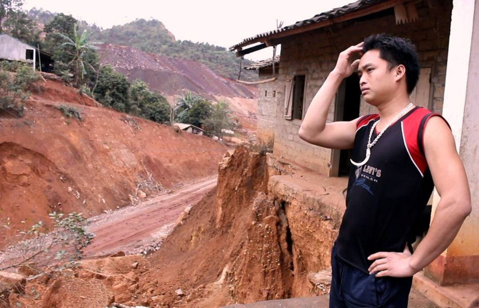 Anh Trương Văn Côn, người dân ở tổ 14, phường Tân Giang, thành phố Cao Bằng buồn rầu nhìn những căn nhà bị sập đổ. (Ảnh: Hùng Võ/Vietnam+)